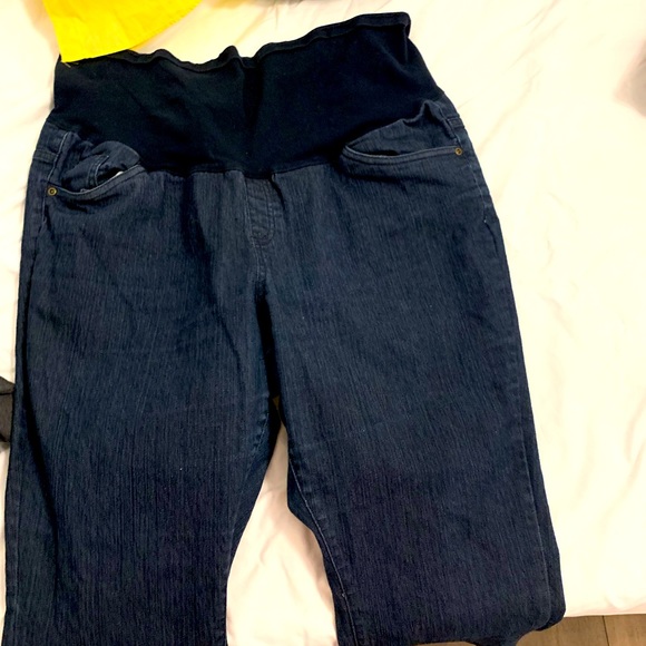Selling this high rise maternity jeans very comfortable material - Picture 1 of 2